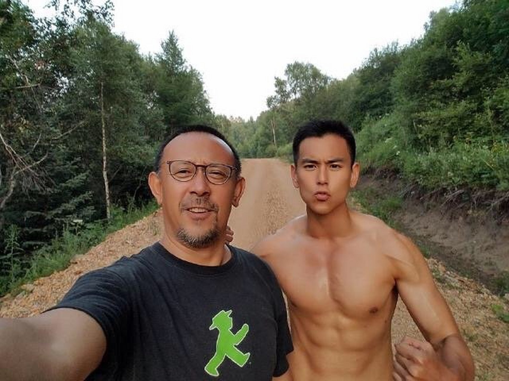 姜文彭于晏清早晨练,姜老师,你挡住我看肌肉啦.[左捂脸]