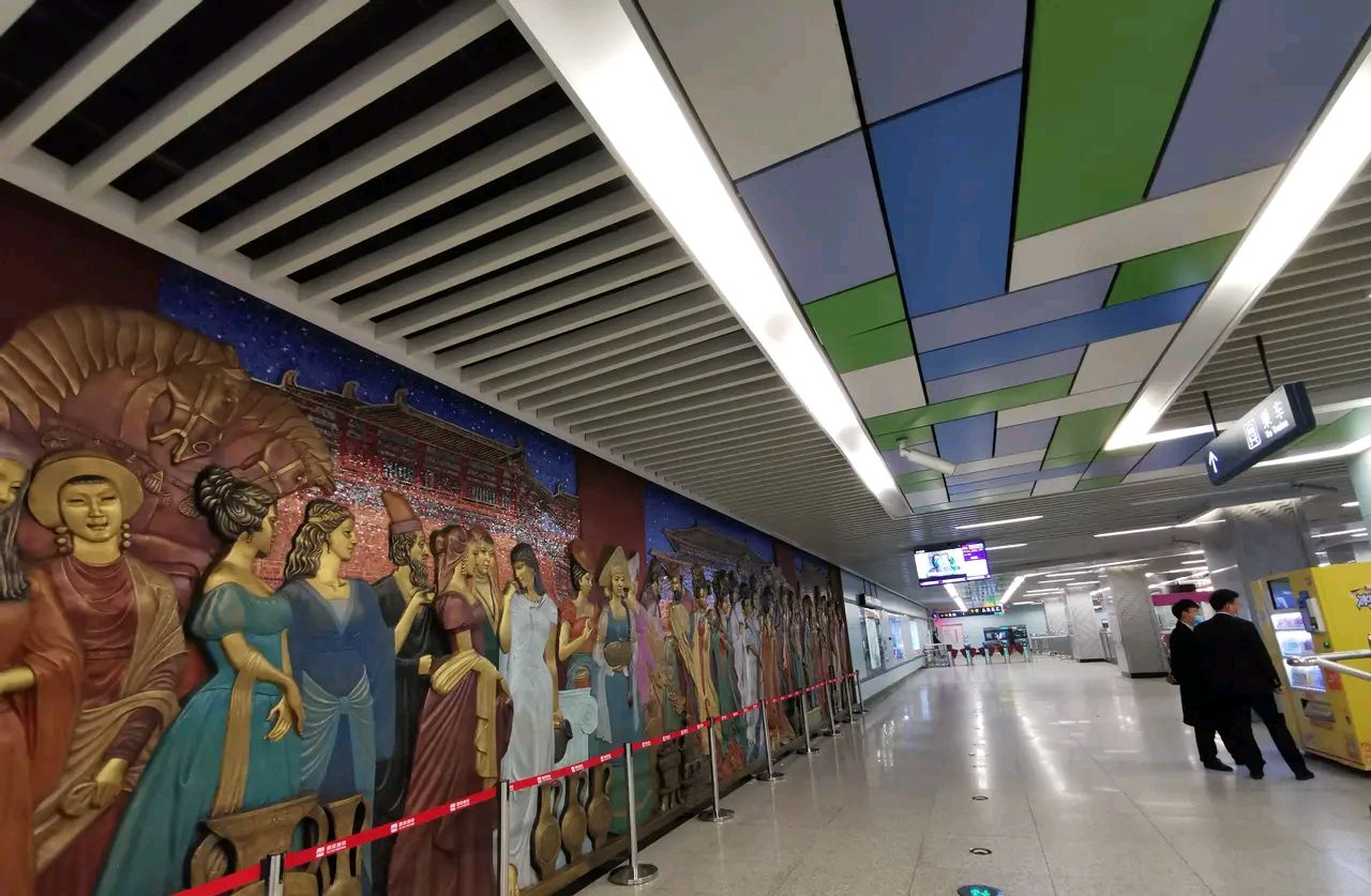 西安地铁,遗失在地铁上的伞却被鱼化寨工作人员保存了,你怎么看