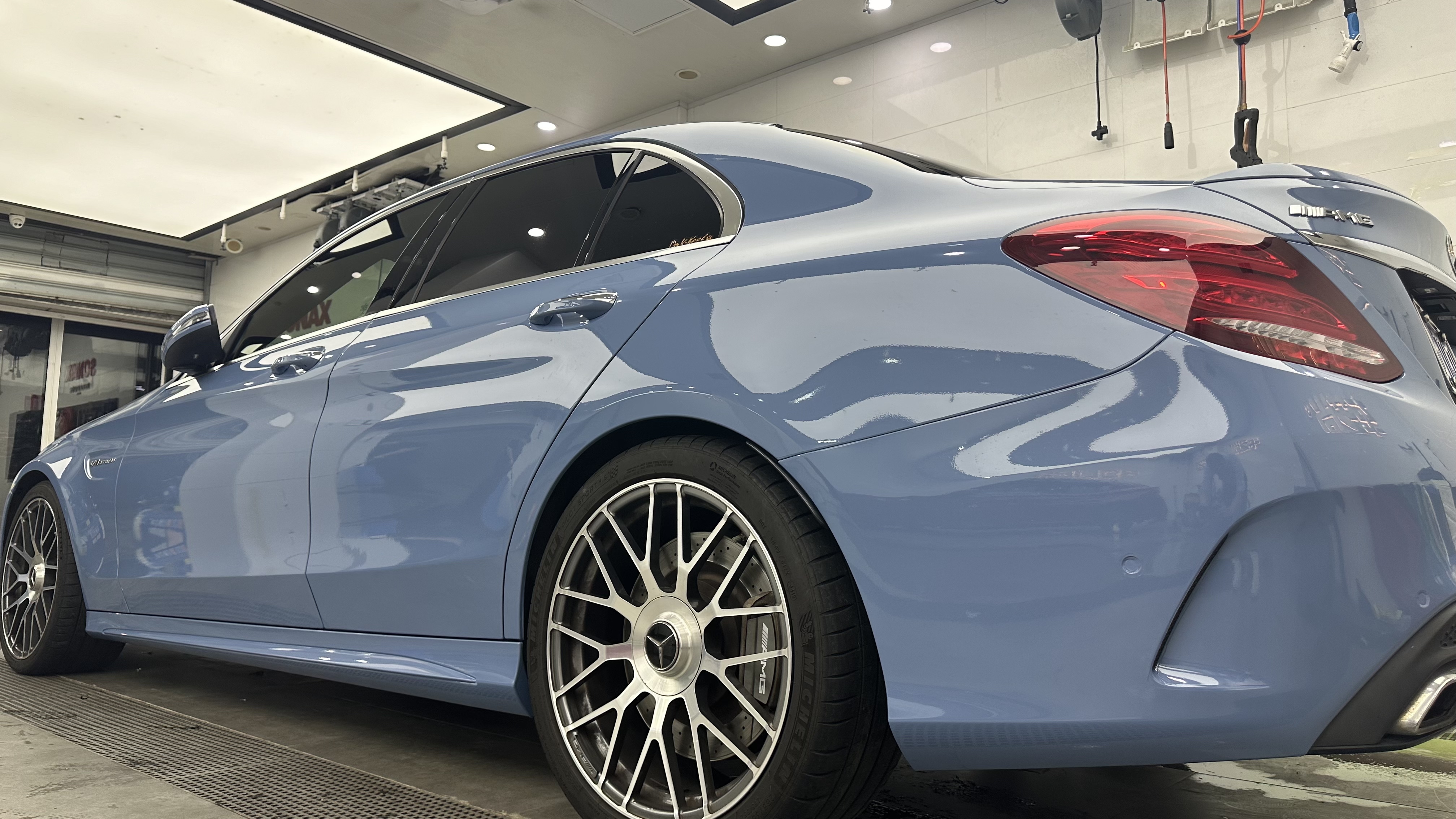 奔驰amg装贴yeecar车漆改色膜瓷器蓝色效果分享