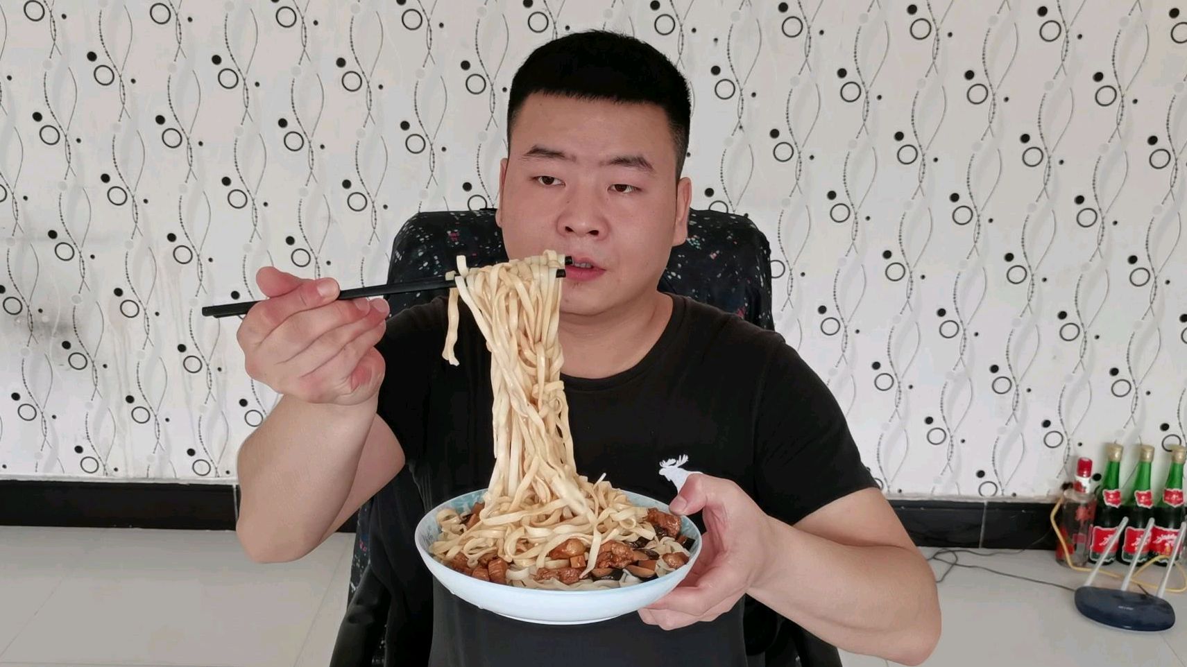 陕西小伙今天做,香菇卤肉拌面,肥而不腻香甜可口,就着蒜吃过瘾