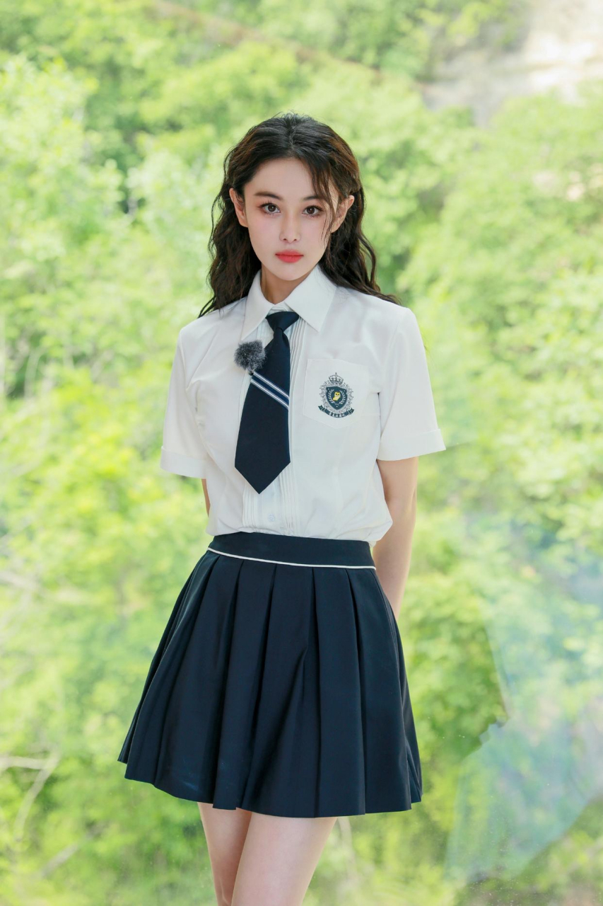 张馨予换了风格气质更养眼,短袖衬衫配百褶短裙,戴领带微卷发型,秒变
