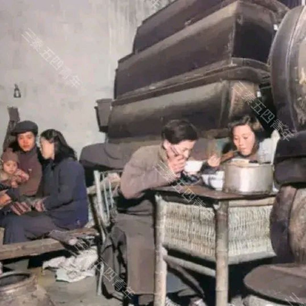 1948年,上海,停放棺材的义庄