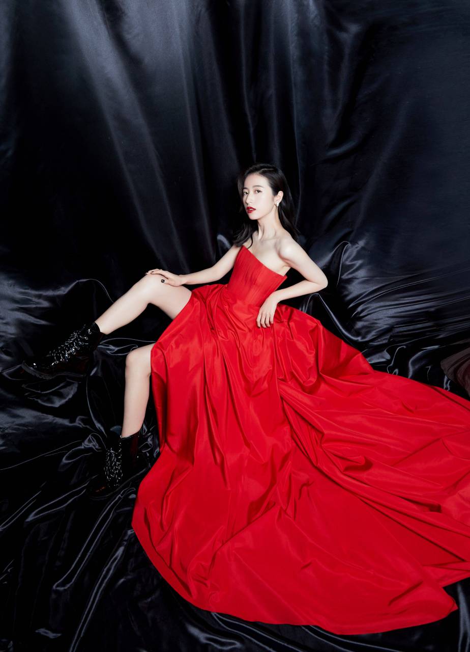 周雨彤性感红色写真!#明星# #美女# #秋日生活创作季