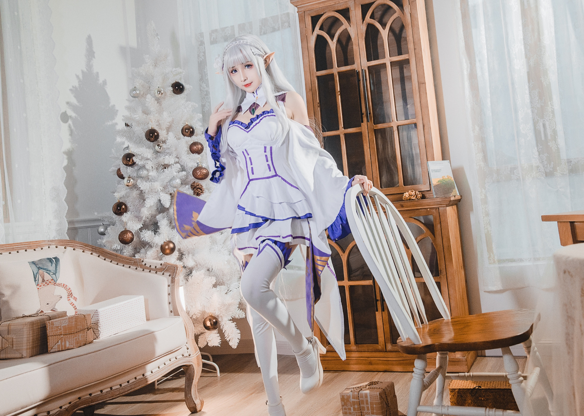 cosplay:邀请你去她闺房约会的"白丝"艾米莉亚,只看看就心动了