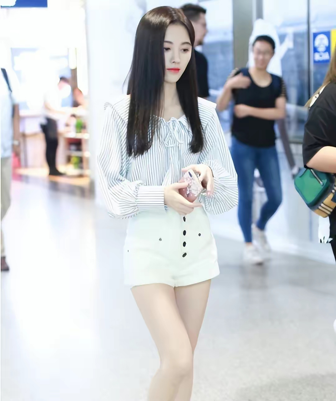 鞠婧祎穿着一身白色的牛仔短裤,这样的白色牛仔短裤穿在鞠婧祎身上
