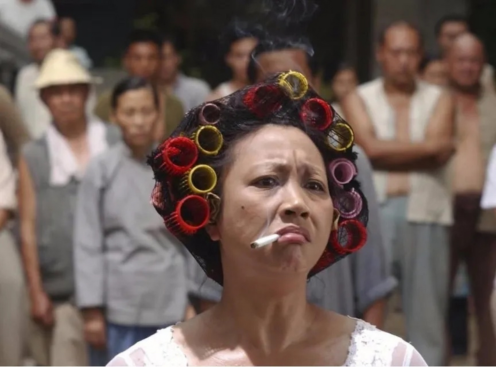 4亿,"包租婆"元秋叼着一根烟陪师妹试镜,因为等的时间太久,她大吼道:"