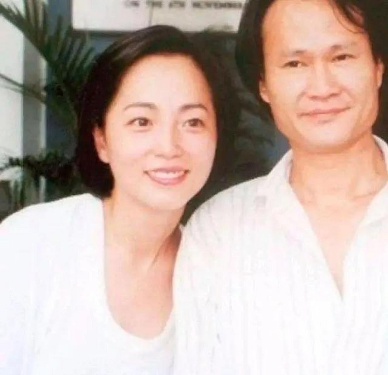 1997年11月8日,苑琼丹梦到前男友林正英去世.