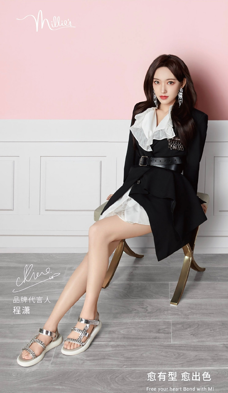 程潇小姐姐拍摄的凉鞋广告