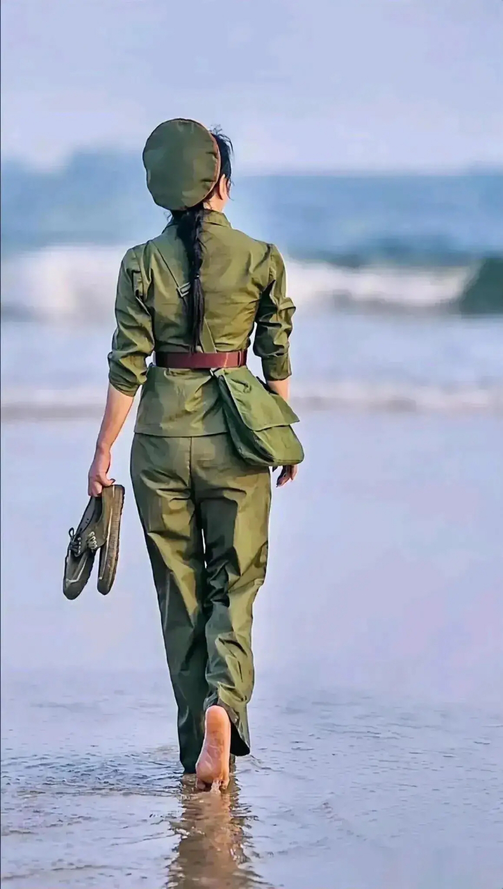 助我上热门# 看到一张女兵背影美照.问:是真的女兵,还是摆拍的?