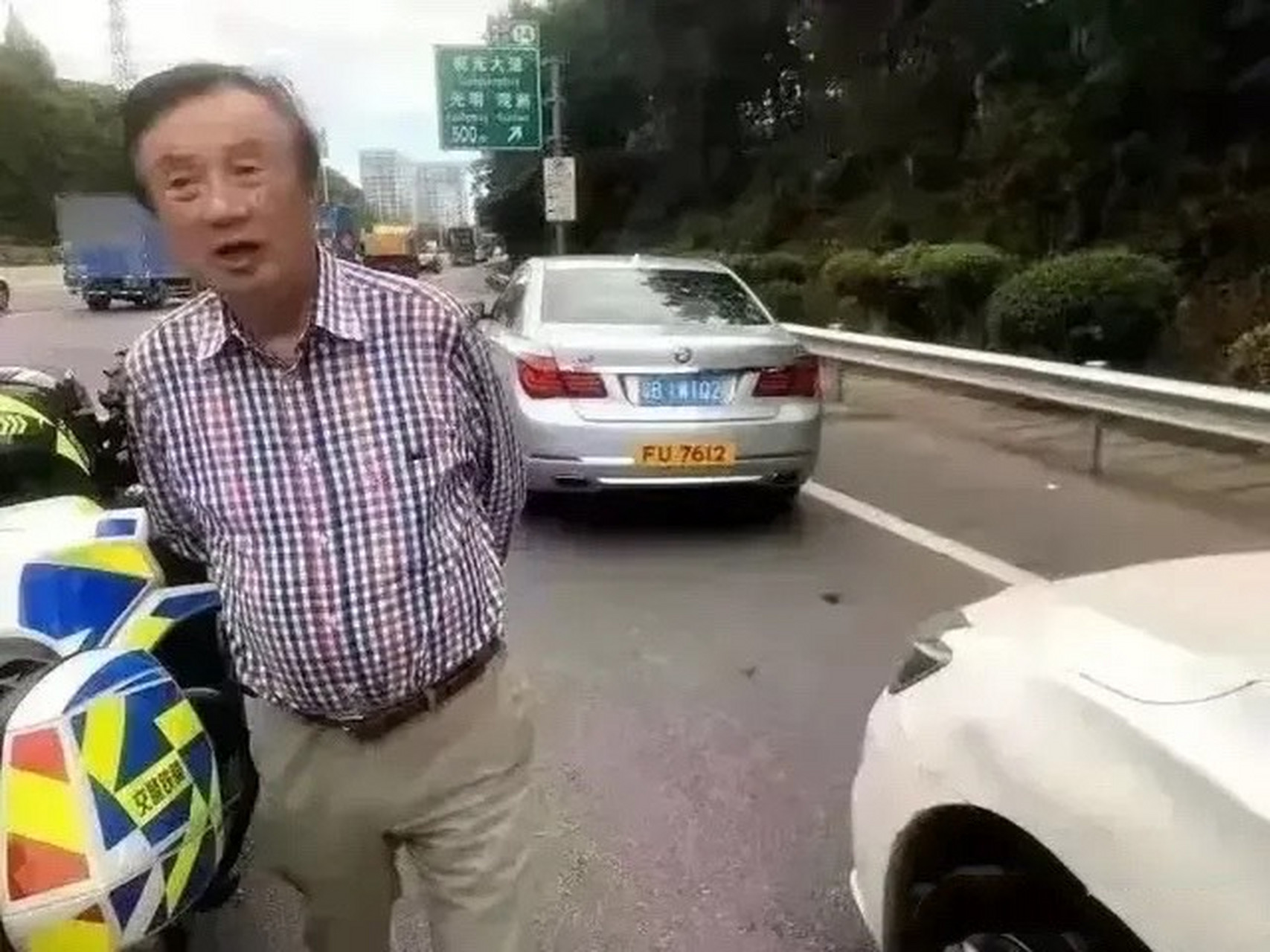 华为创始人任正非的座驾的抛锚了～  70多岁的老人家还自己一个人驾车