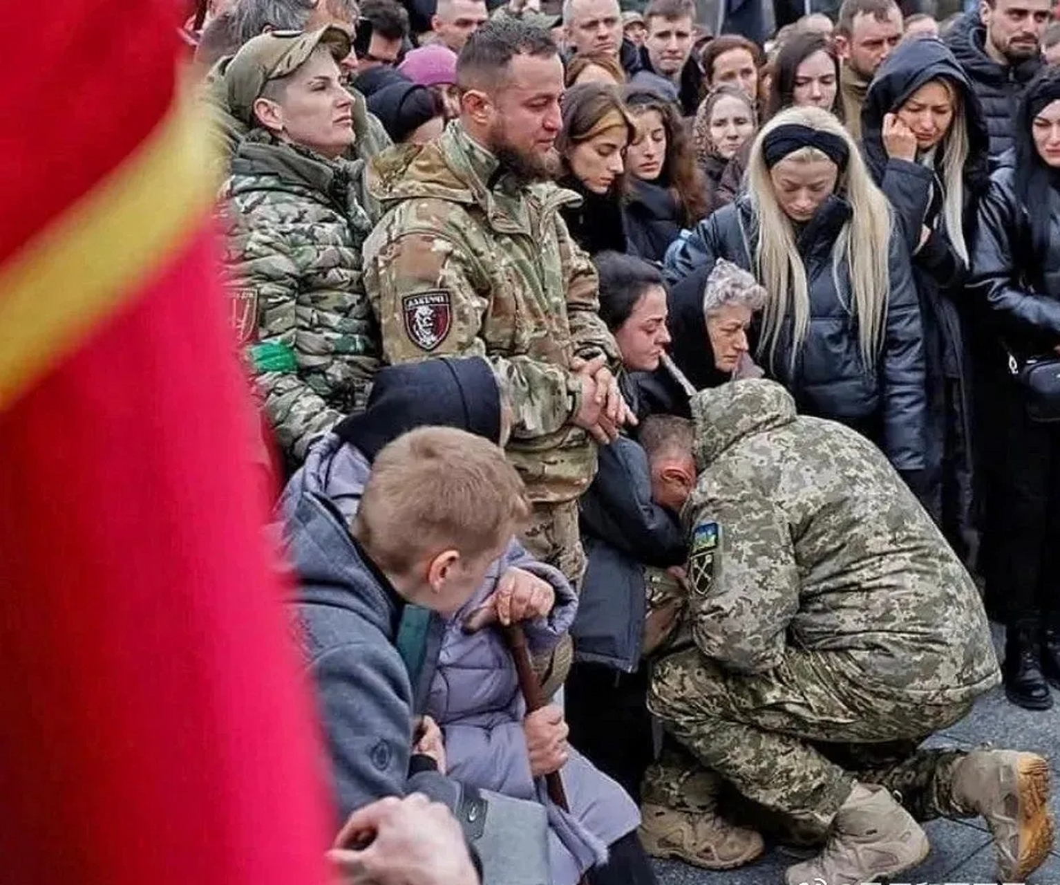 乌克兰武装部队总司令扎卢日尼下跪,把头都埋到了英雄遗孀和母亲的怀