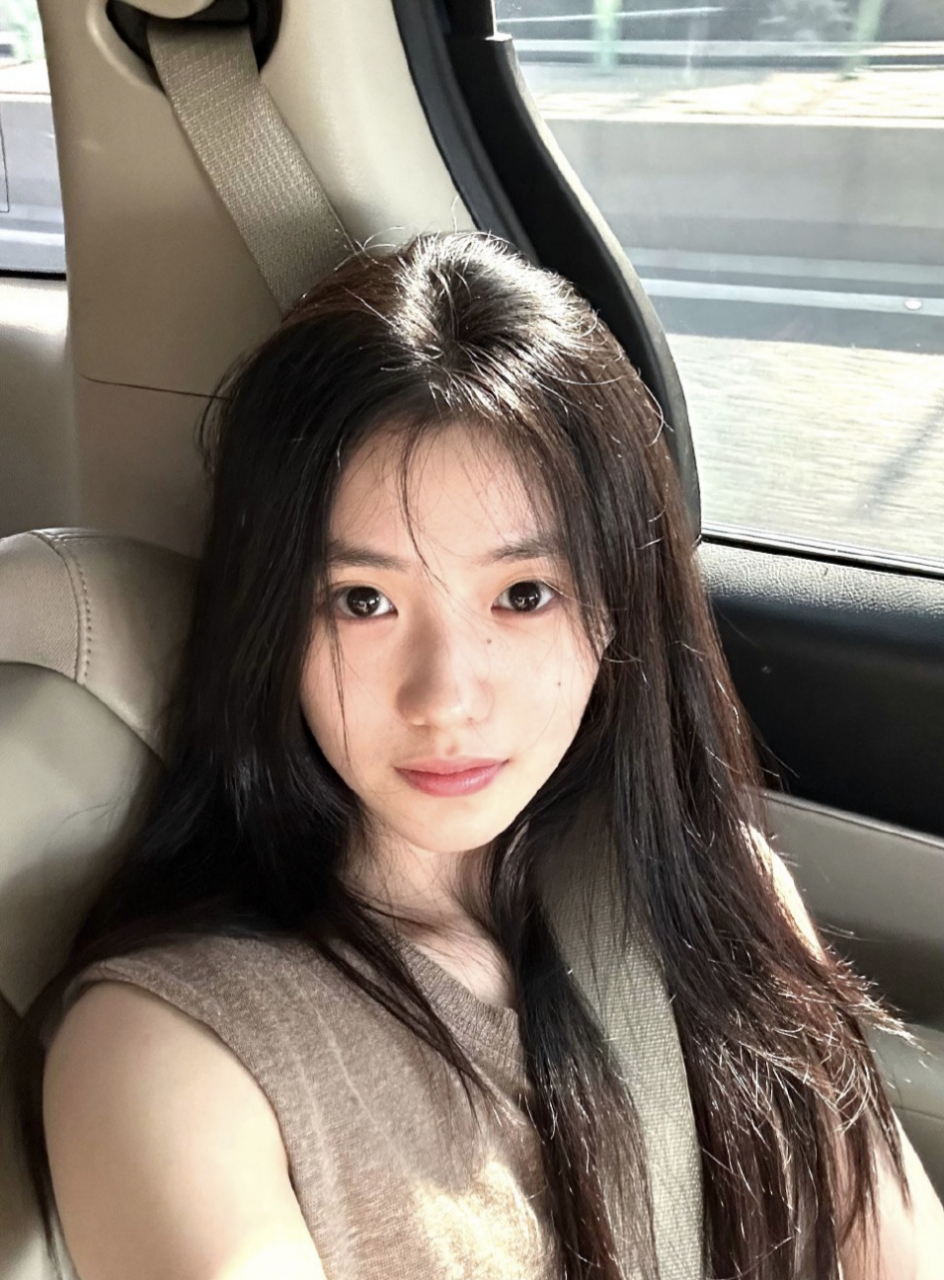 刘浩存最新素颜照,看得出来没修图,这两颗痣未免也长得太合适了