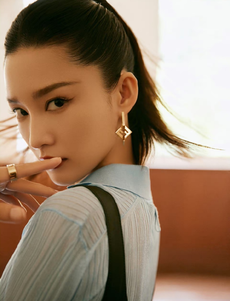 高贵冷艳的气质女神#李沁# 挑染高马尾搭配衬衣,黑皮裙,端庄优雅,时尚