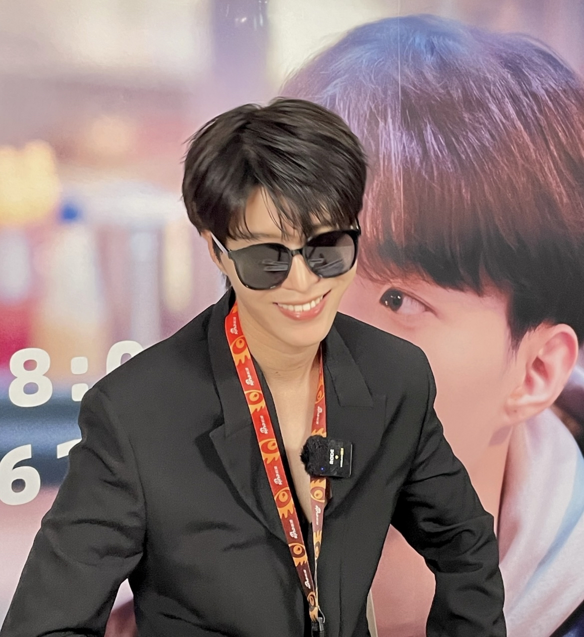 范丞丞真空西装造型