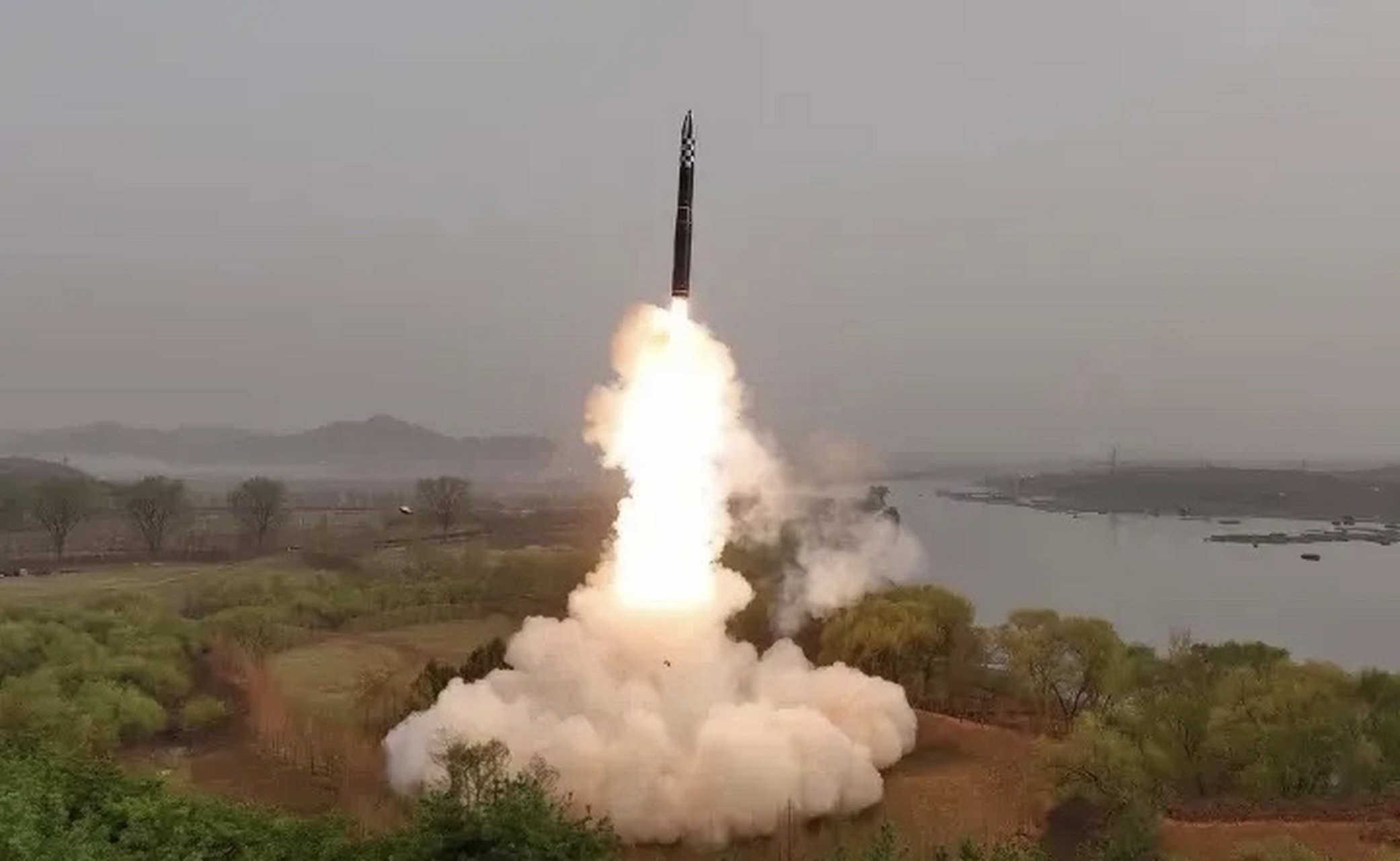 他直接宣布说,朝鲜你别在那给我装犊子,天天拿你那个核武器吓谁