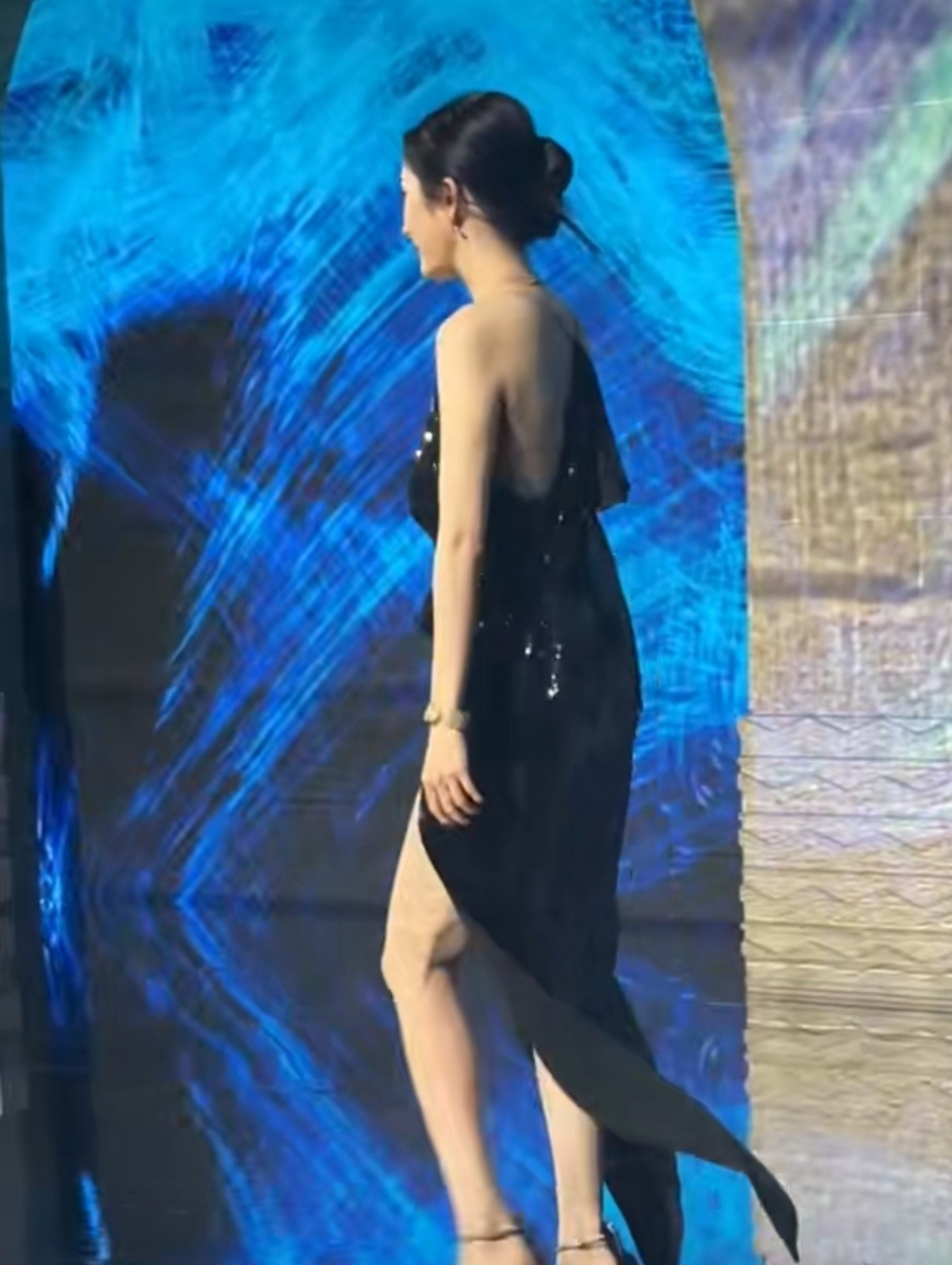 杨幂的裙装设计别出心裁,把她的好身材显露无遗.