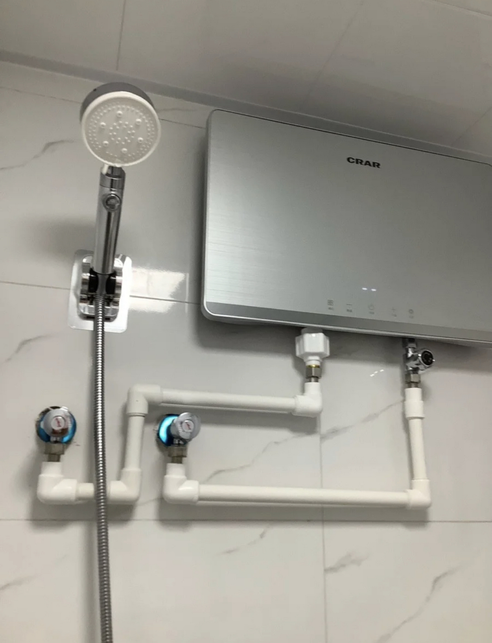 这是我见过最高端的热水器了,只是,被水管拉低了档次