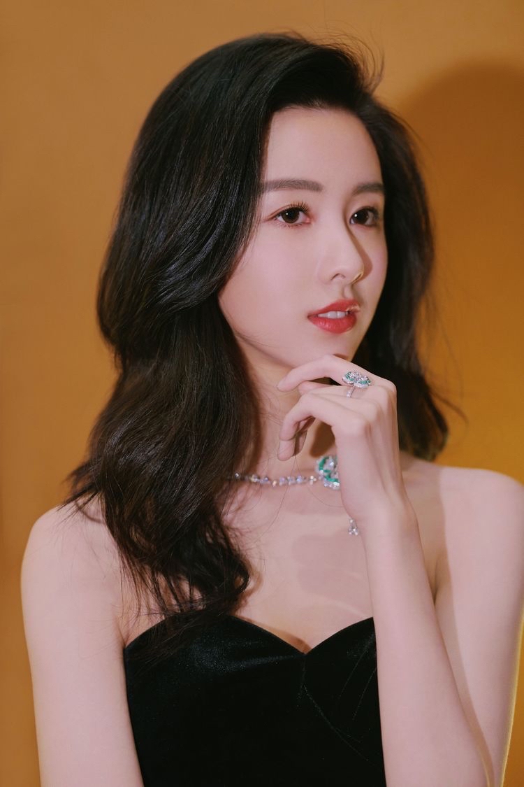 陈都灵曾是全国校花排行榜第一!肤白貌美大长腿,南航校花当之无愧