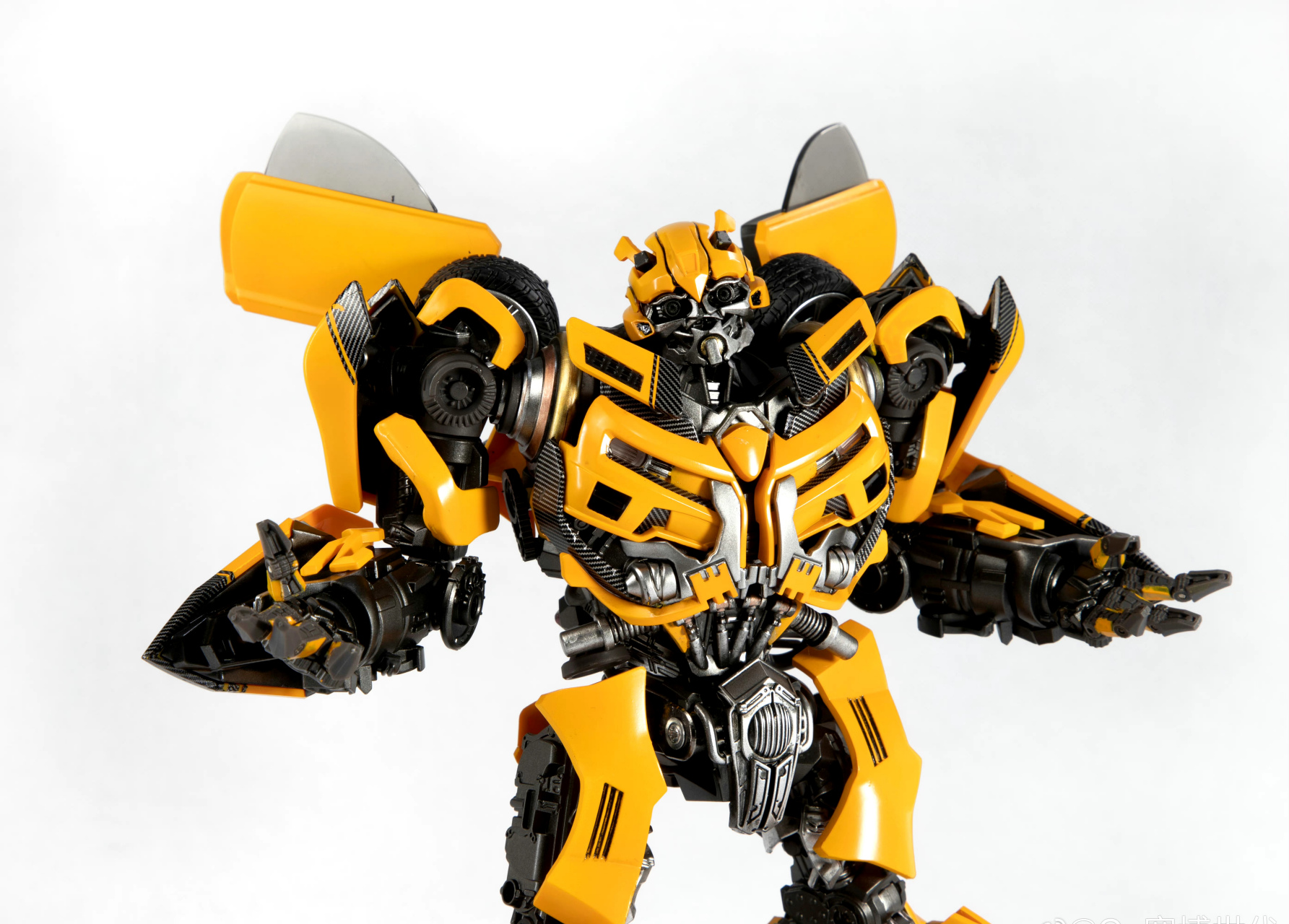 模型欣赏:ce赛博世代 ce-04 变形金刚真人电影 大黄蜂,高度22厘米.
