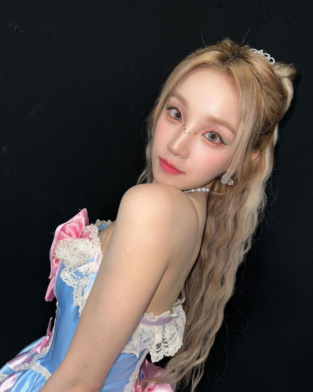 看起来非常娇小可爱啊 #明星动态# #明星穿搭# #宋雨琦