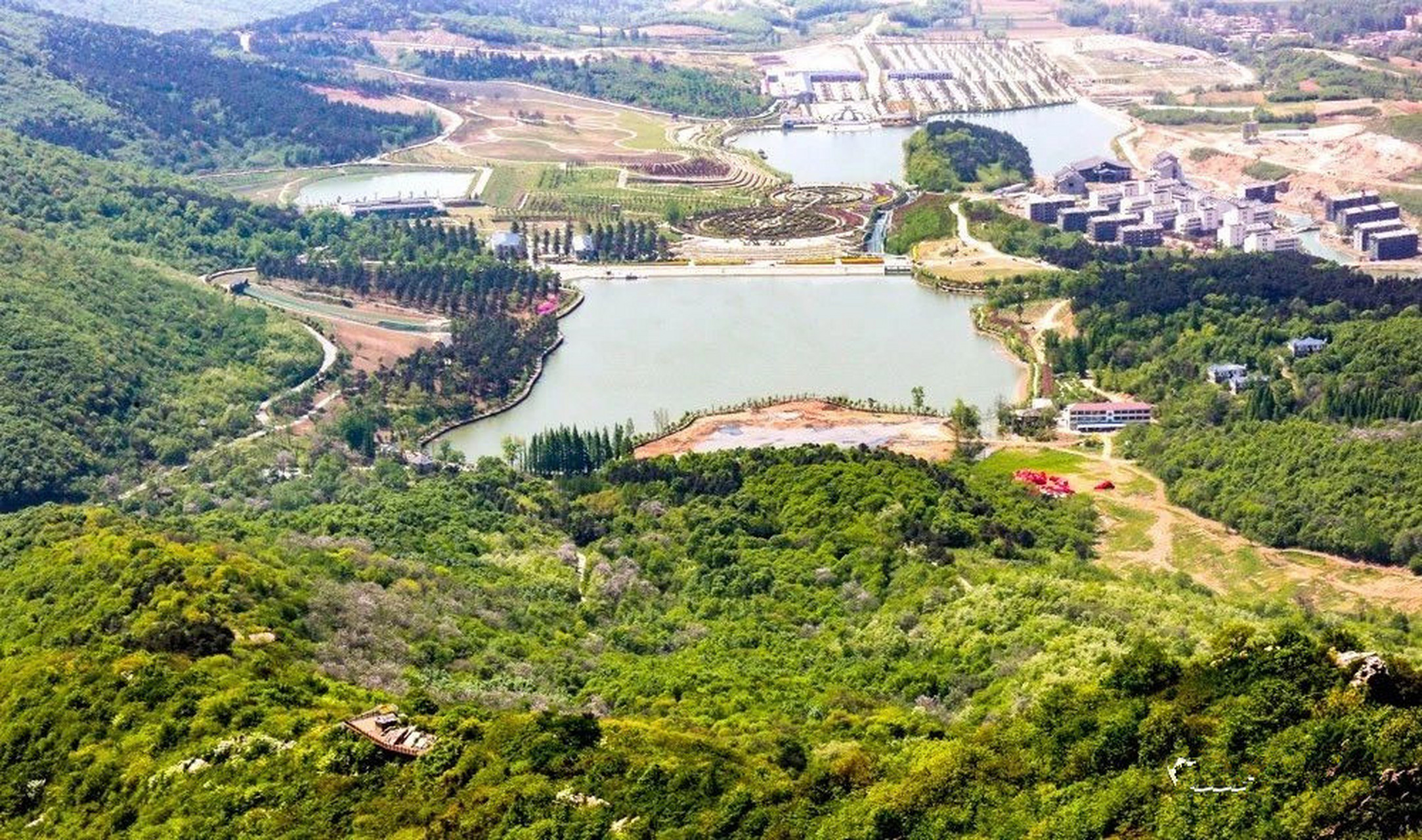 位于河南省驻马店市确山县的老乐山又到了一年中最美丽的季节.