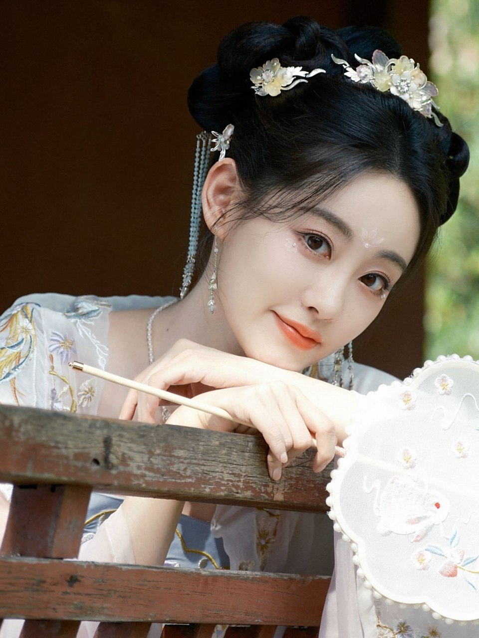 祝绪丹白衣团扇古风大片