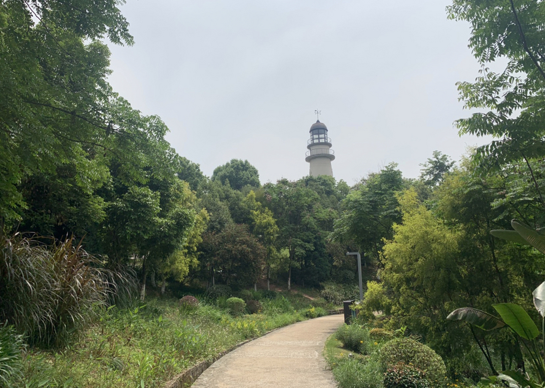金海湾滨江公园是一座迷人的公园,位于重庆市两江新区大竹林至礼嘉