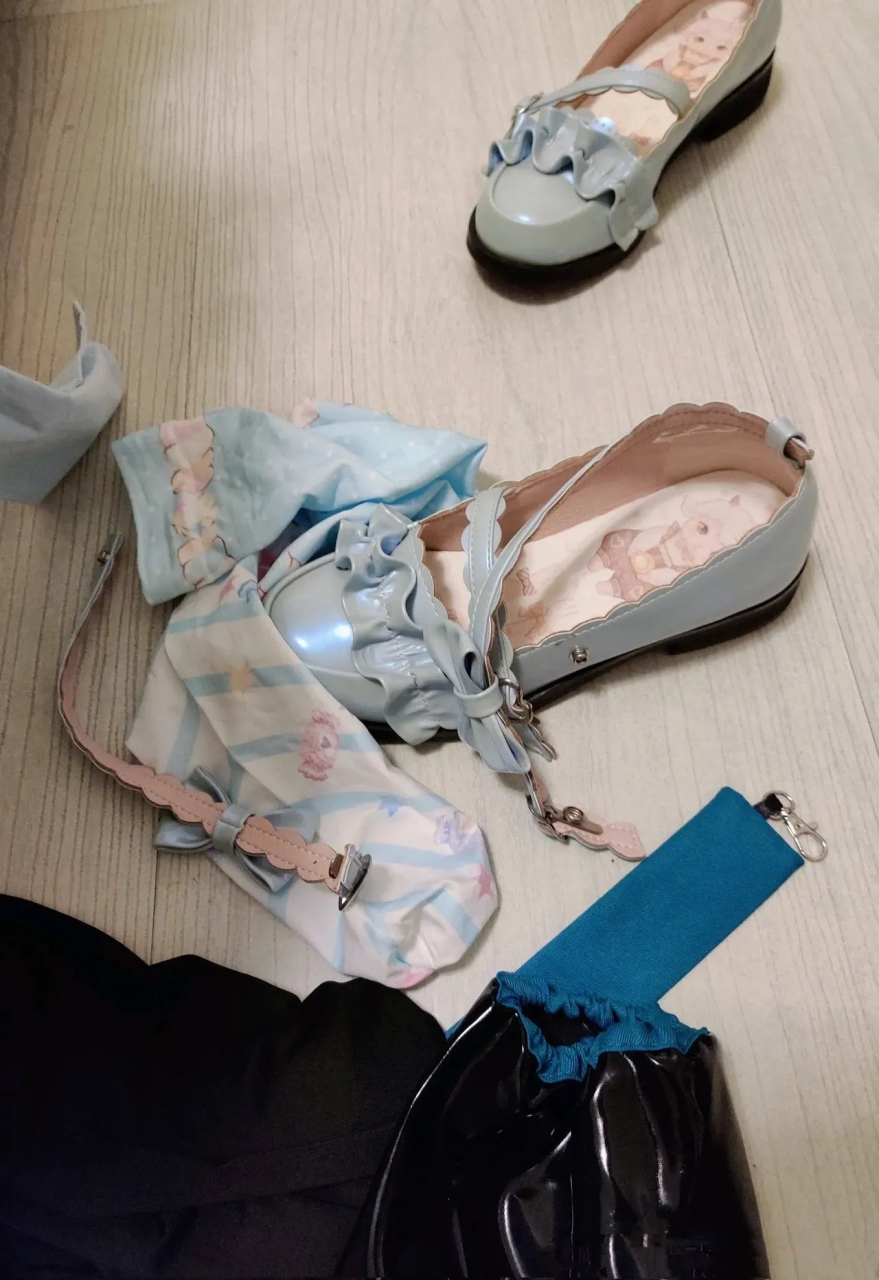 真的好烦这种室友啊,每次穿完的衣服都是乱丢,每次回来都要我帮我她