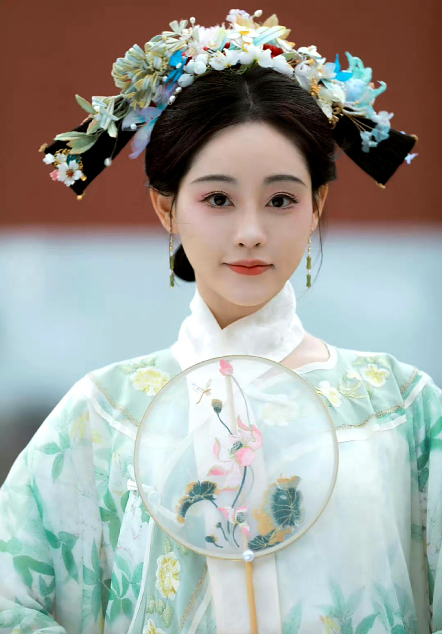 【清装造型对小花的要求会更高】 祝绪丹的清宫写真造型,竟然意外的好