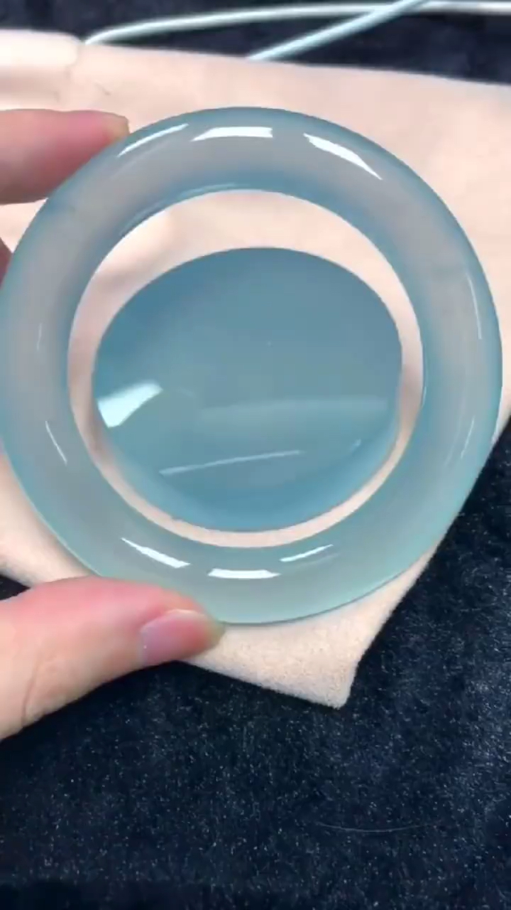 这款湖水蓝翡翠手镯让我一见就动心了
