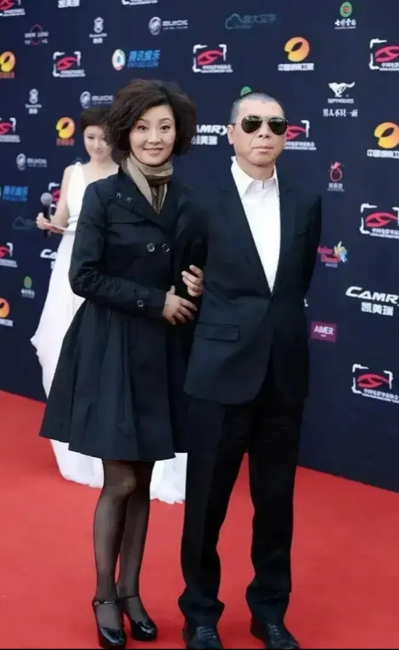 56岁的徐帆穿着打扮一点不显老,双手紧紧的挽着丈夫冯小刚的胳膊,一看