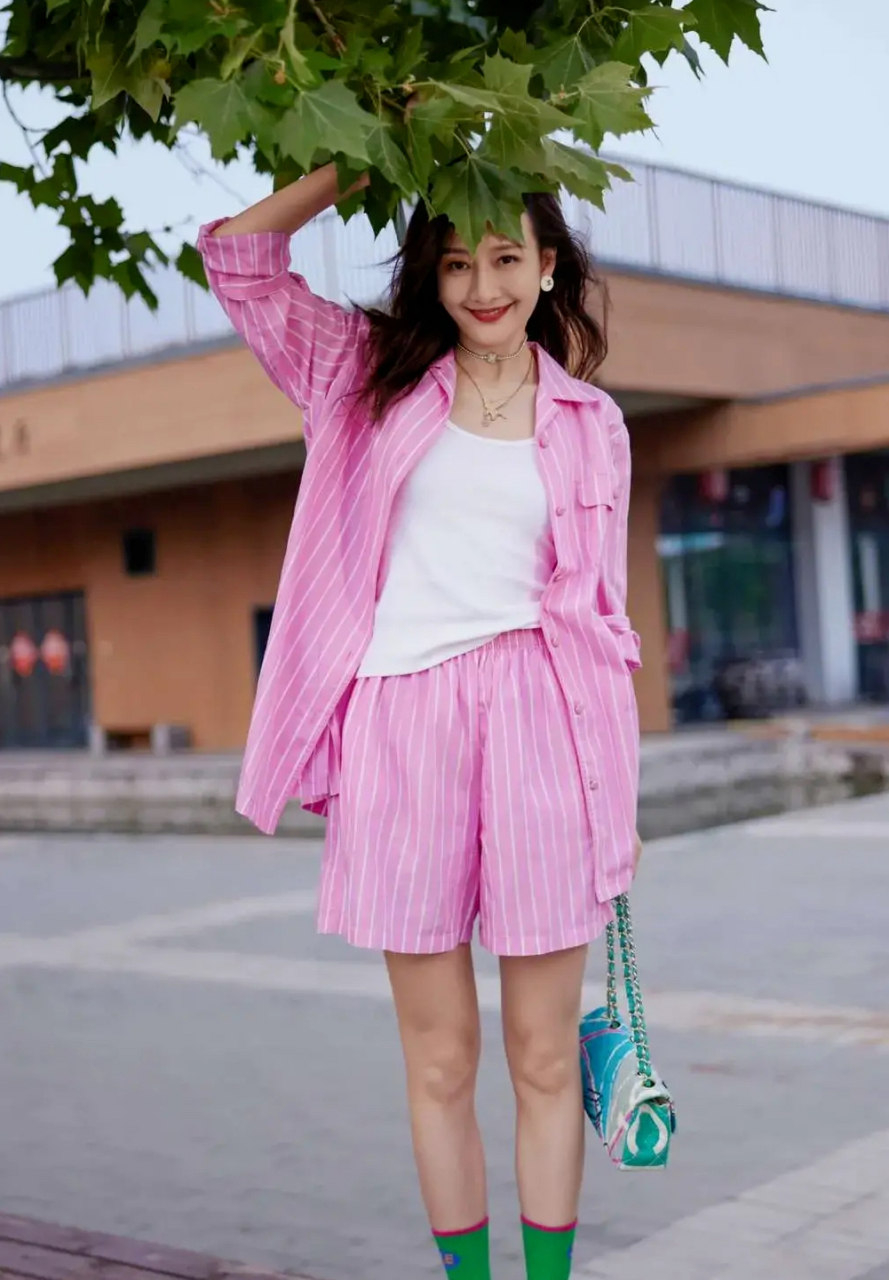 王鸥这么穿太显嫩了,粉色套装加上白鞋绿袜,少女感十足