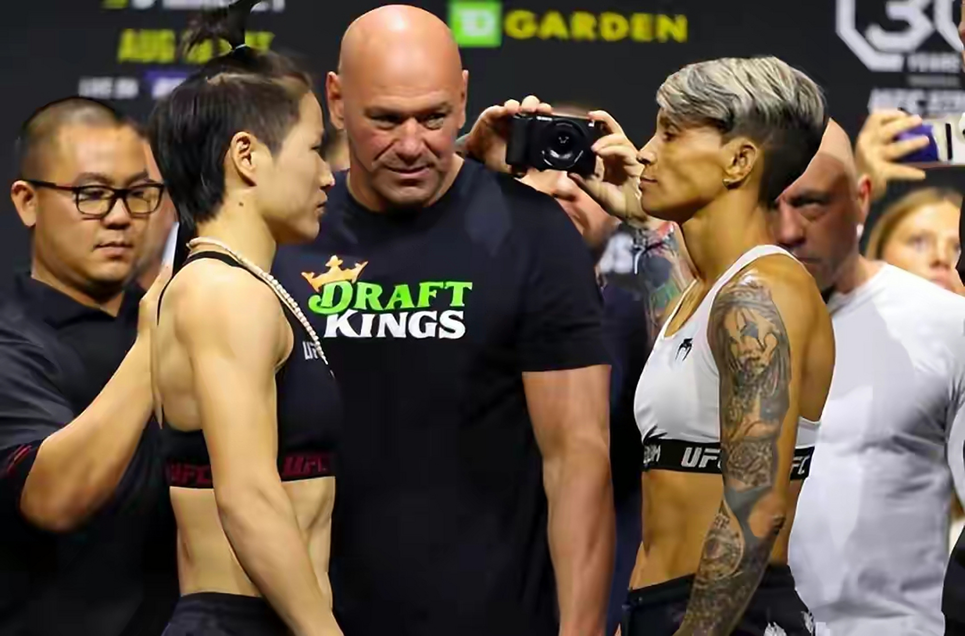 最终,张伟丽一致判定击败莱莫斯,卫冕草量级冠军.