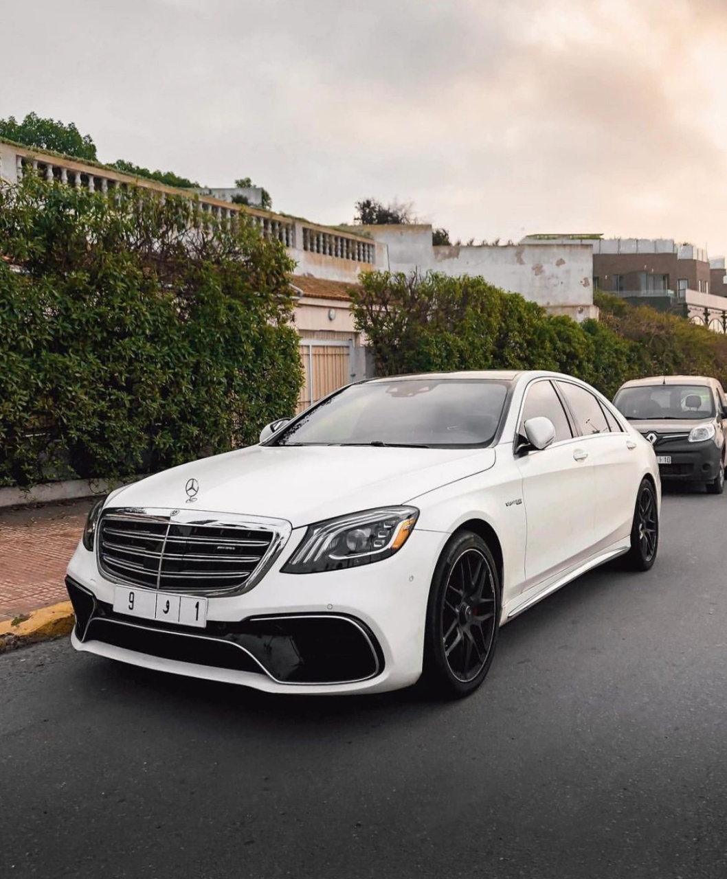 奔驰s63 amg 4.0 双涡轮v8,低调的西装暴徒.