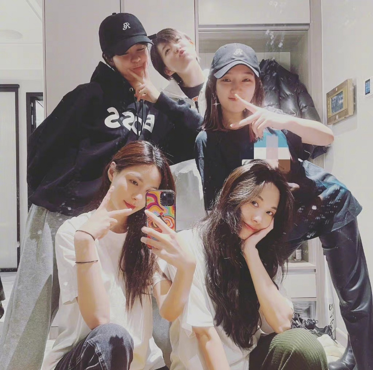 【孟佳晒和王霏霏沈梦辰李斯丹妮郁可唯合照】3月2日下午,孟佳晒出