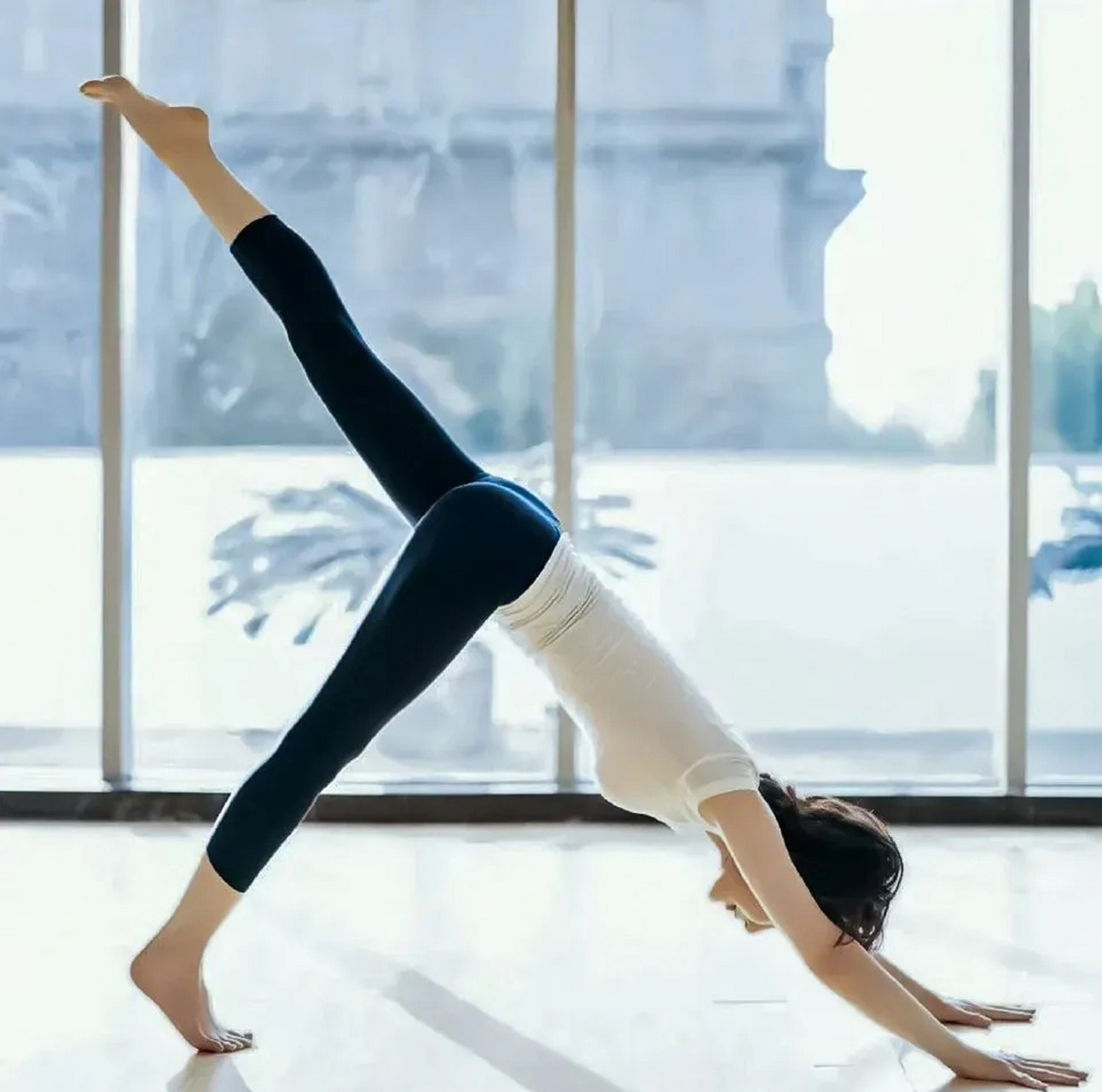 怪不得身材那么好,原来悄悄在练瑜伽呢 在娱乐圈,凡是练瑜伽的女明星