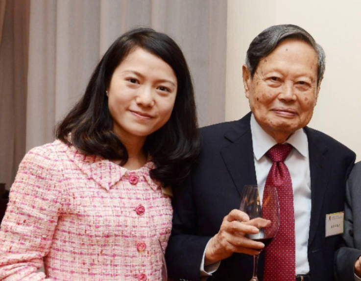 翁帆独自日本游玩,写诗曝杨振宁现状,18亿遗产没有她的份