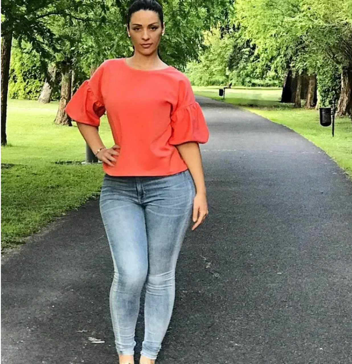 维多利亚·凯于1983年出生,是一位来自美国的健身模特,她的试衣视频