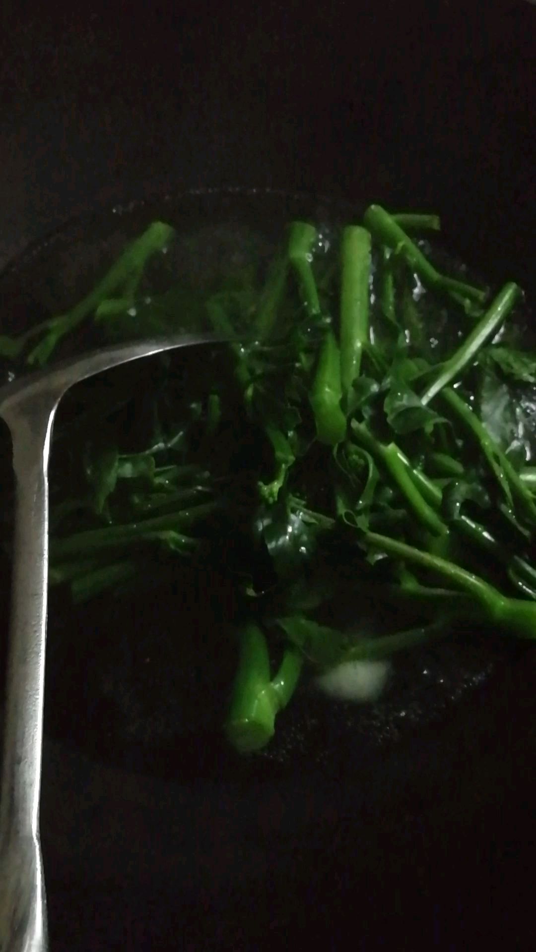 芥兰菜是南方省份的特有菜类。一般用来搭配各肉类炒或白灼,菜品的制法就姜汁酒爆炒