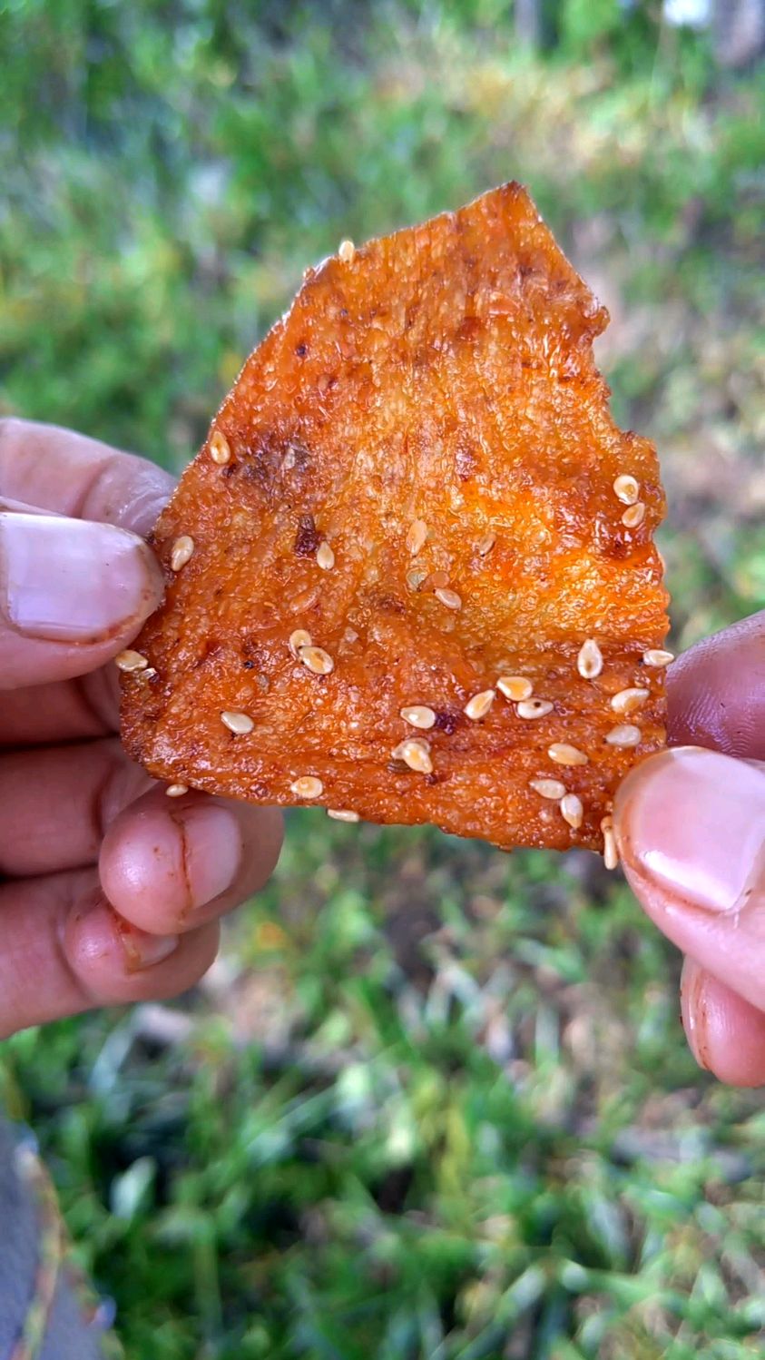 一款新式嘎嘣脆辣条,你们没吃过吧,童年味的回忆#辣条 #美食 #萌新