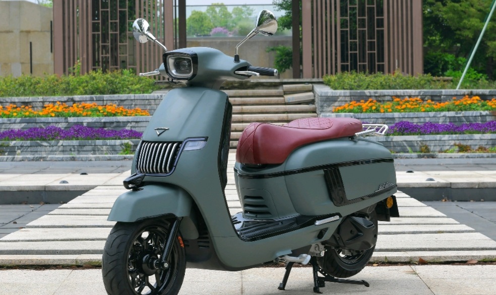 欧式风格的复古踏板车,选布雷斯通漫卡还是南方梦拉丽莎150?