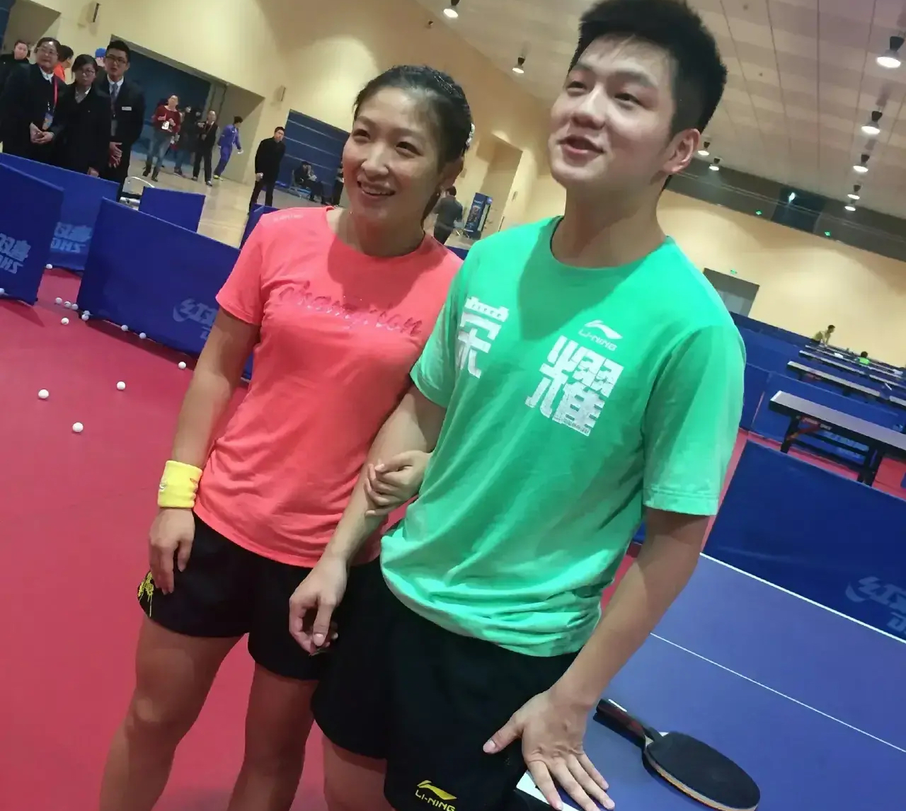 樊振东要和前辈刘诗雯合照,刘诗雯调皮地逗樊振东