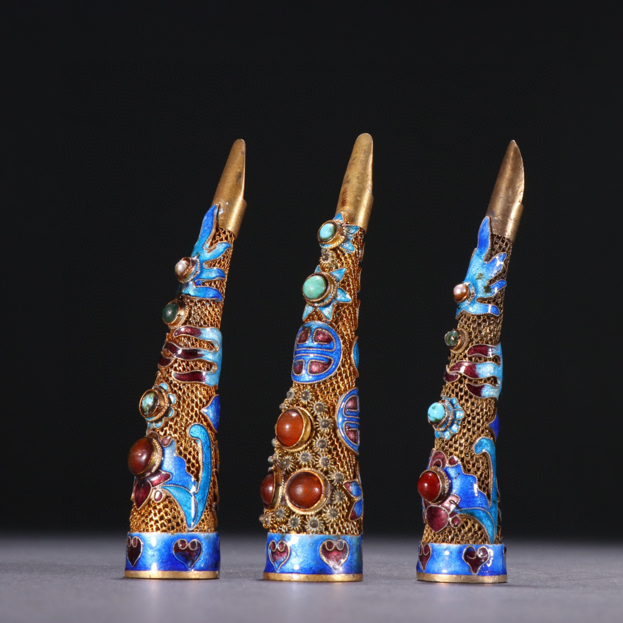 清代 银鎏金烧蓝嵌宝石护甲一套. 规格:长8.7㎝宽1.8㎝总重41g