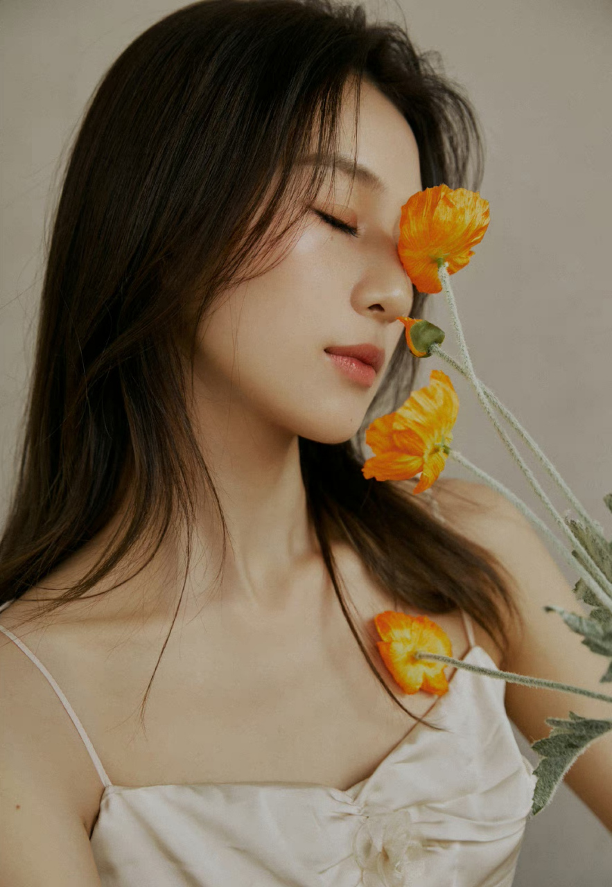 夏楠# 一袭白色吊带睡裙,肤白貌美的容颜,窈窕曼妙的身材,白皙细嫩的