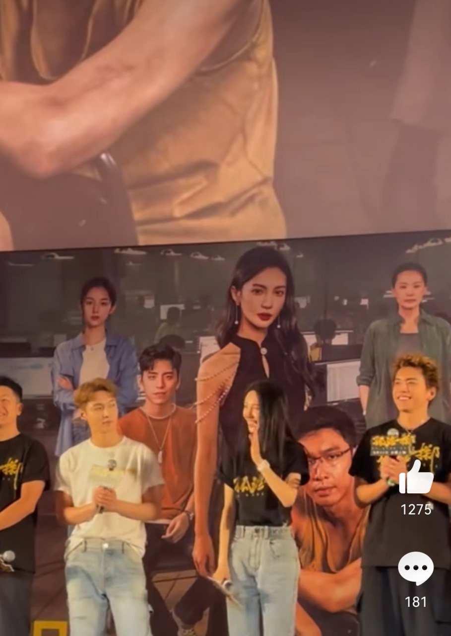 张艺兴金晨电影《孤注一掷》首映会同框视频,羡慕现场的粉丝,期待新