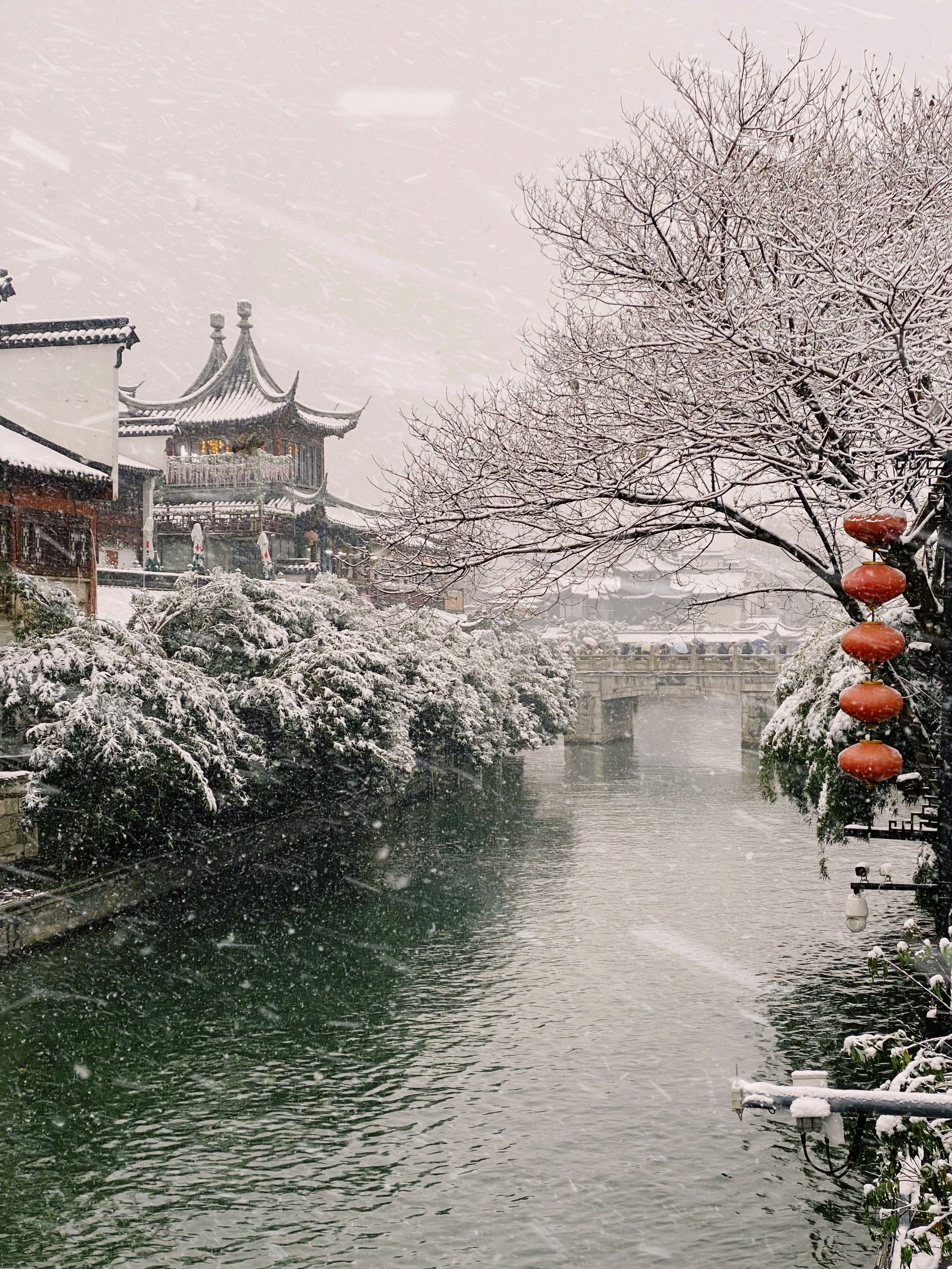 "南京雪中的秦淮河:宛如一幅古典水墨画"