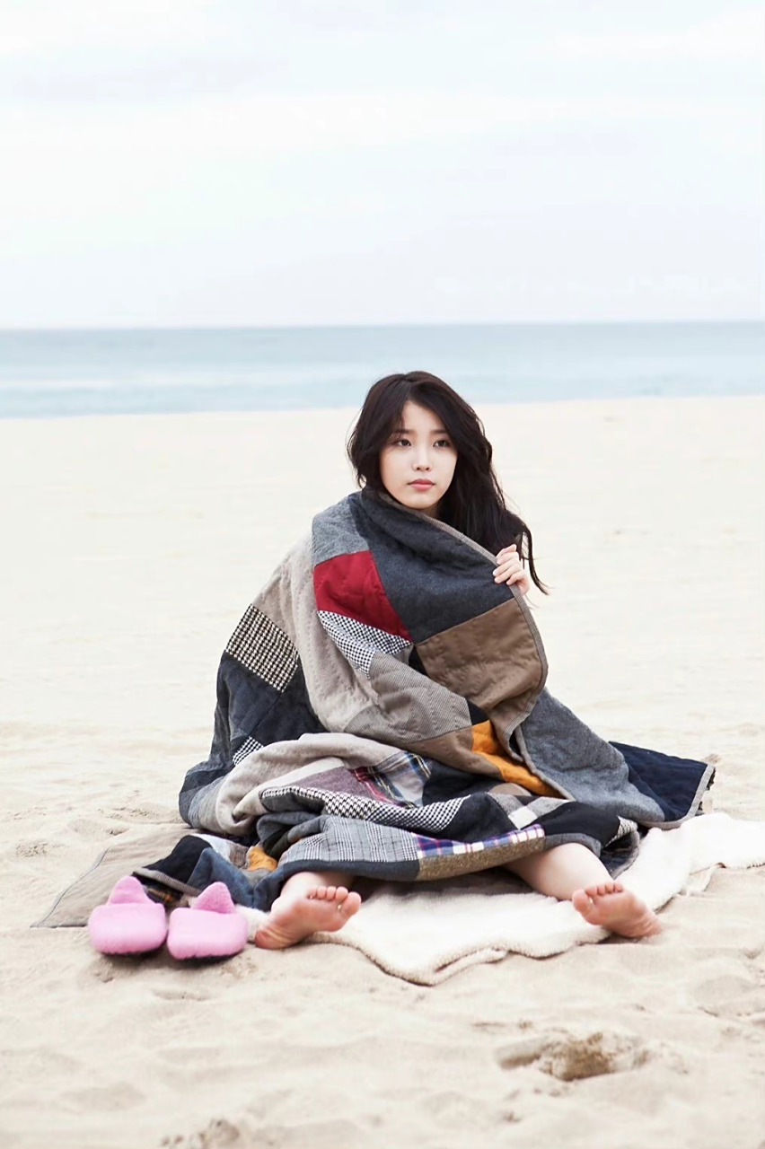 李智恩光着小脚丫坐在沙滩上休息