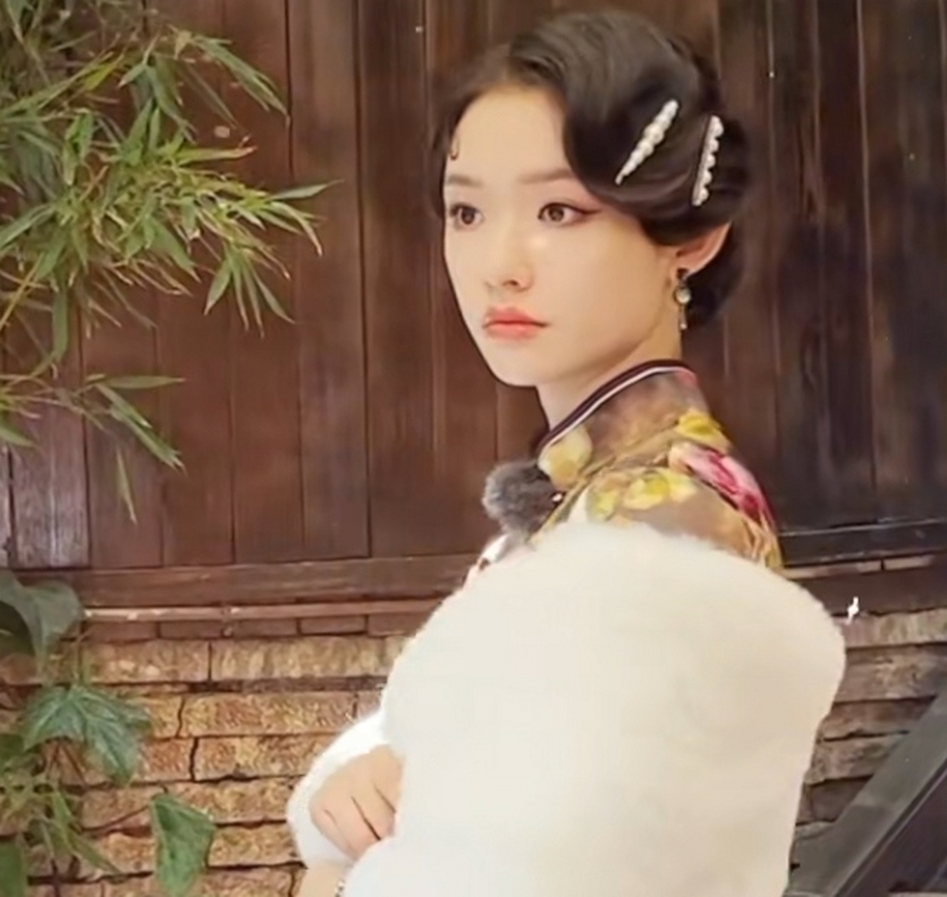 林允晒旗袍造型拍摄花絮,发型很有年代感,配合浓妆看起来还不错,只