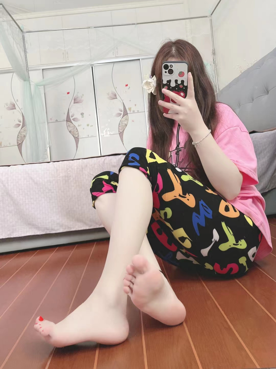 色彩的搭配,夏季时尚穿搭分享,今年最流行图案短裤加上粉色短袖t恤