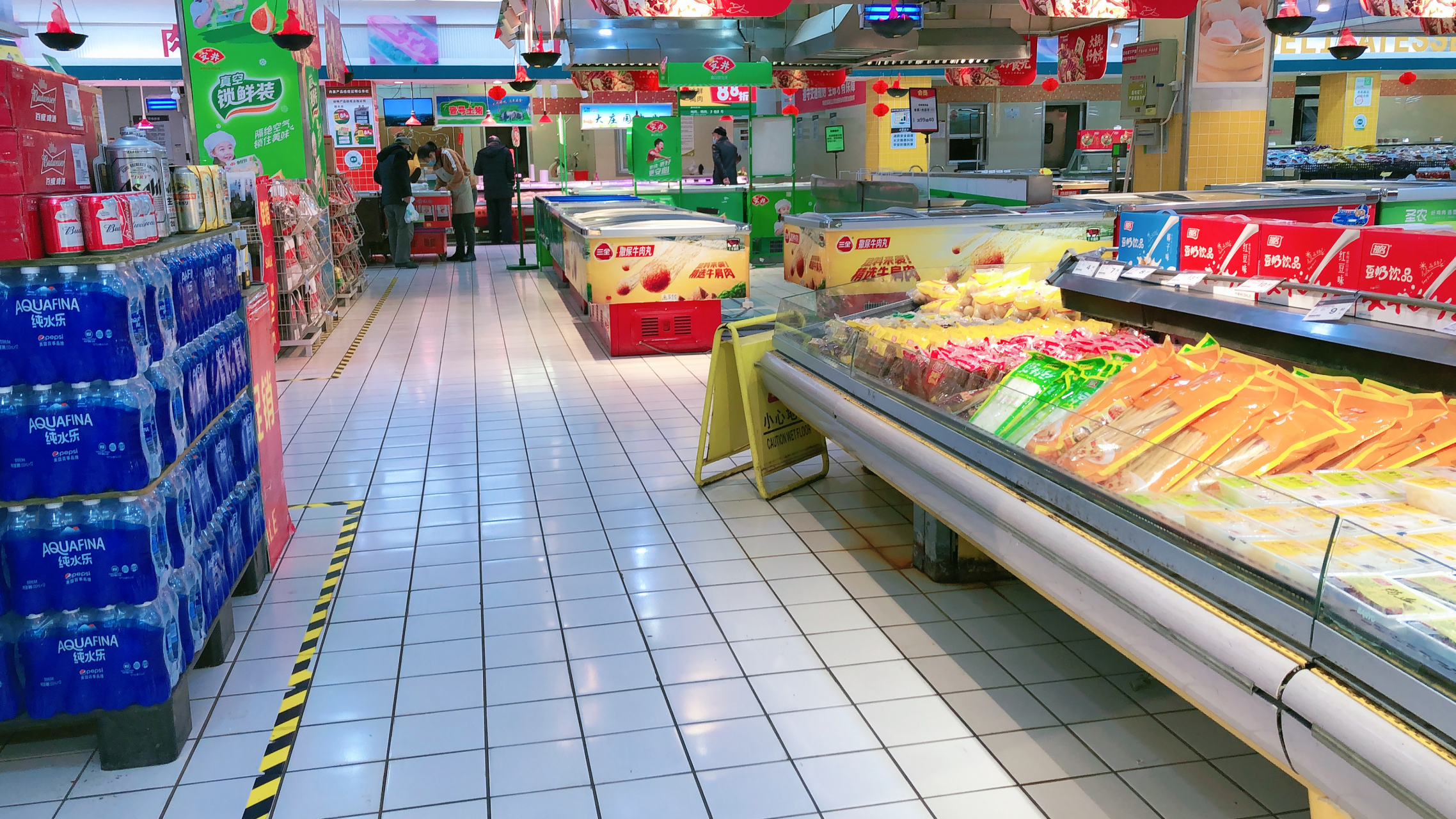 之前的超市人流量很大,现在就连周末超市也是冷冷清清的没几个人.
